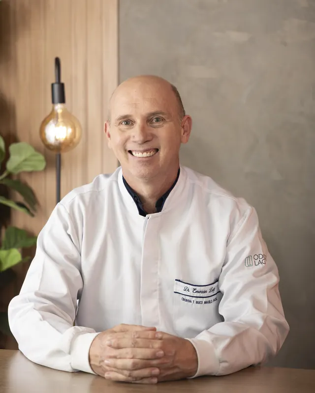 Dr. Emerson Lago, implantodontista em Curitiba